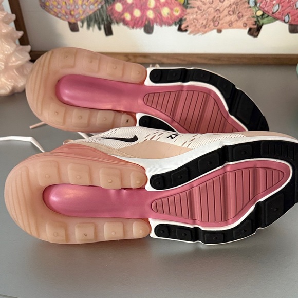 Nike Women's Air Max 270 in Pink and White. Size 9.5 - Picture 6 of 7